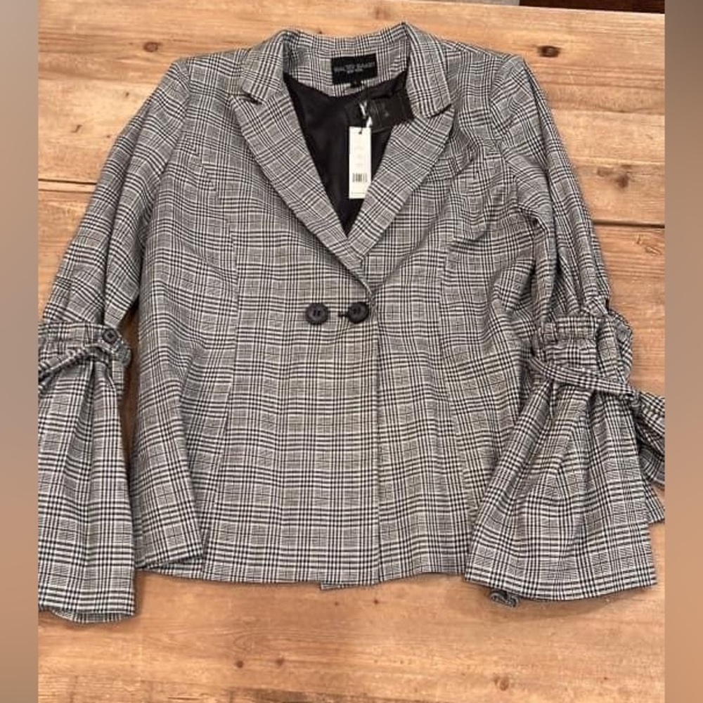 Walter baker size L Removable bell sleeves.